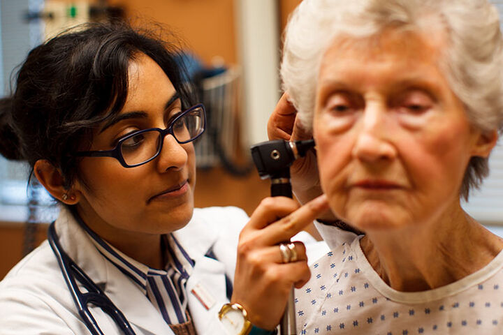 A School of Medicine student examines an elderly patient.